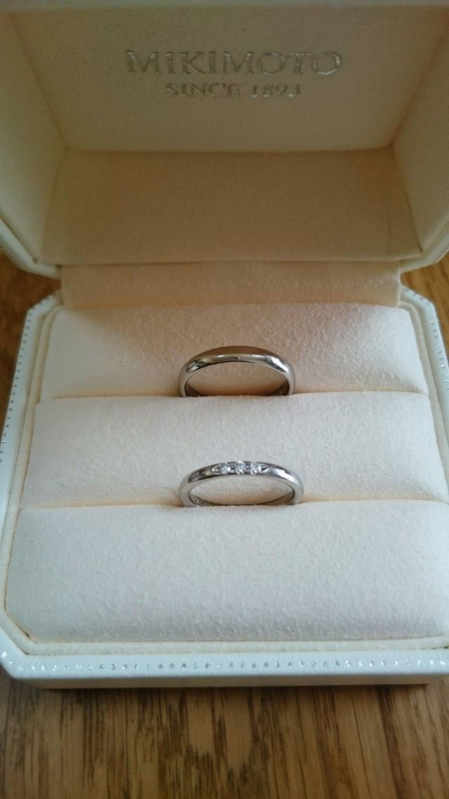 アームが一番細く、ダイヤが三つ付いているタイプです。