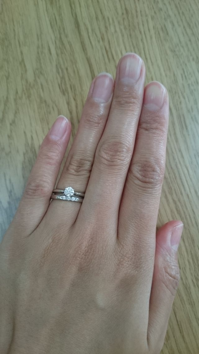 婚約指輪と重ね着けしてもゴツくなりすぎない点がお気に入りです