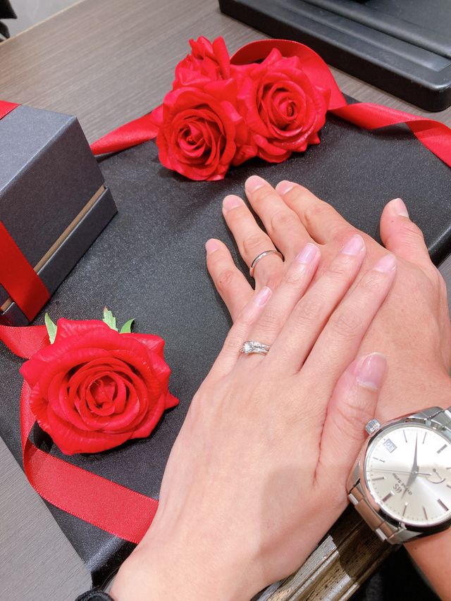 どの角度からもきらきらと輝きます。指輪もすっと馴染みます。