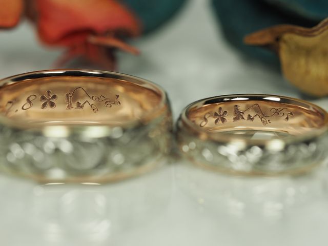 釣り好きな2人。裏側にお互いのイニシャルを釣り上げる画像を!