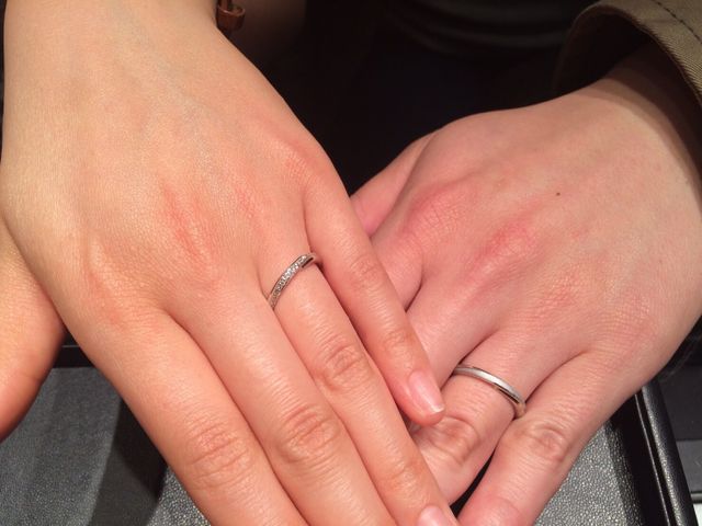 ダイヤモンドが斜めに付いていてどの角度からみても輝きます