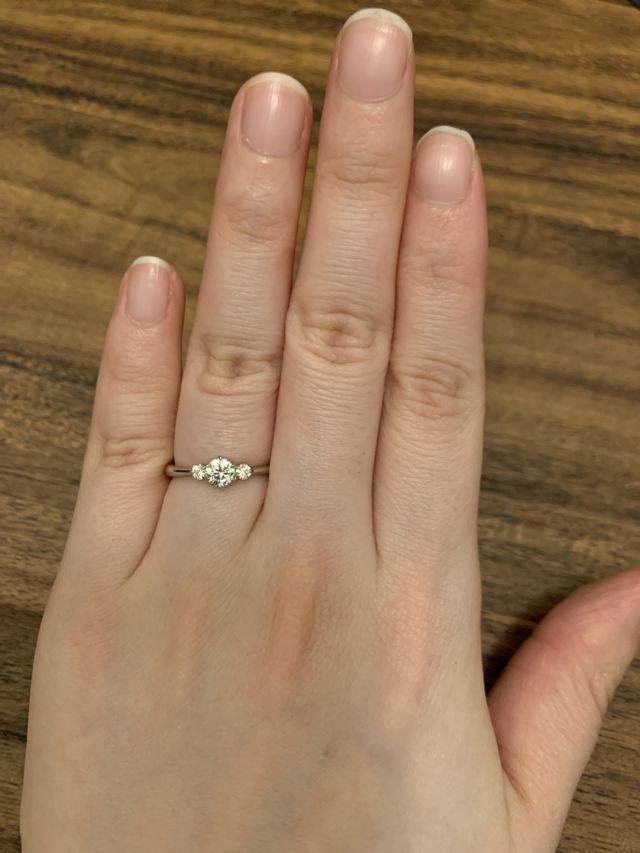 両サイドに石が付いているものを選びました。