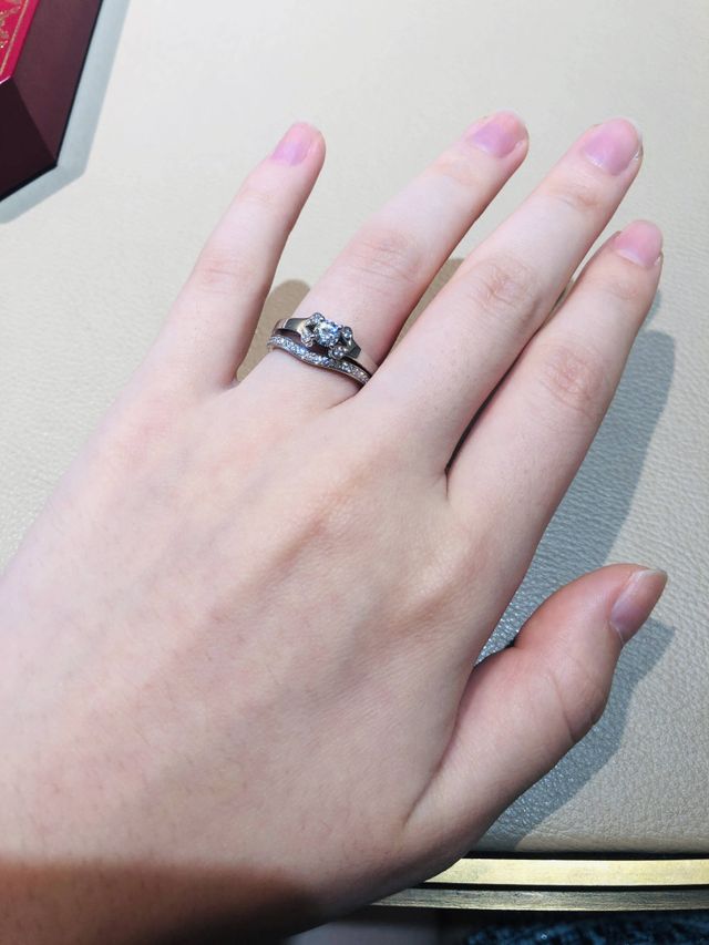 バレリーナの婚約指輪とハーフエタニティリングです