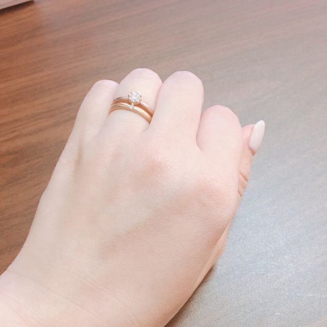 婚約指輪(YUKAHOJOさんのものです)との重ね付け。