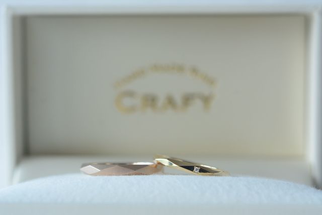 多面カット。同じ形にして、新婦の方に1粒だけダイヤを。