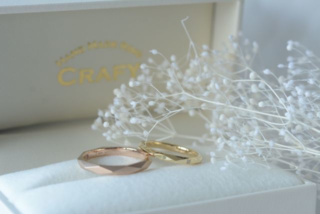 新郎はピンクゴールド、新婦のはイエローゴールドです。