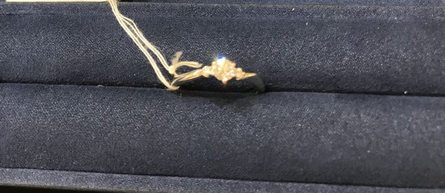 5石タイプの指輪になります。
ねじれているデザインです。