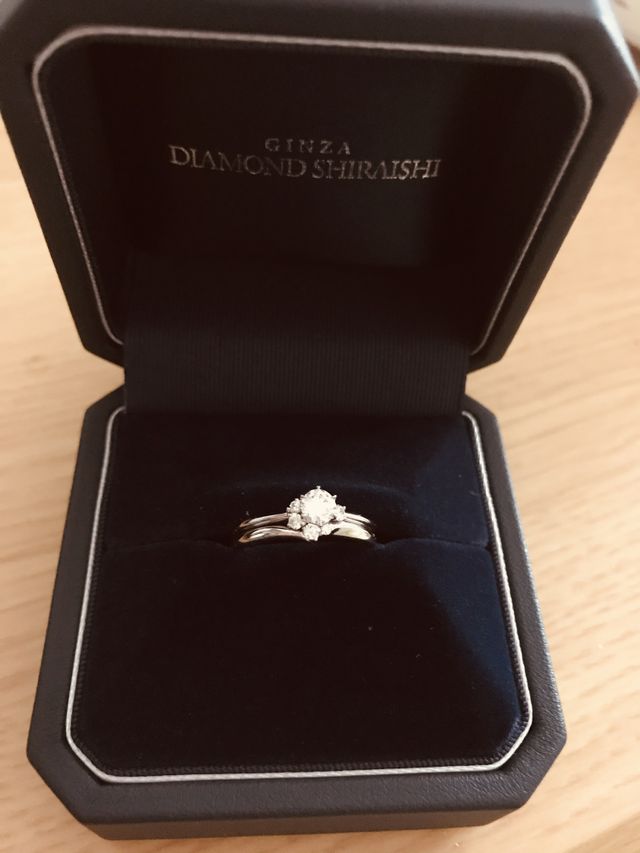 婚約指輪と結婚指輪の重ね付けが素敵です！