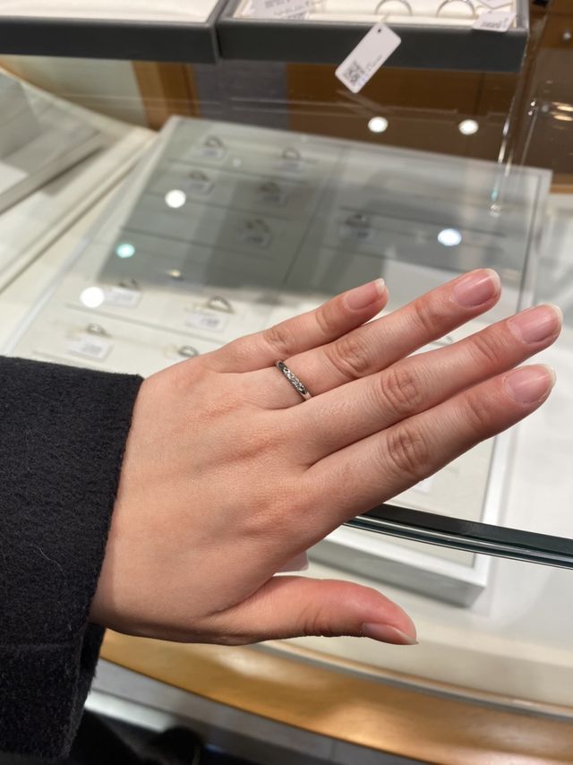 真ん中に3石ダイヤモンドがついている指輪です。