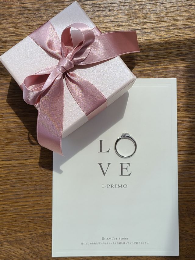 サプライズで指輪を貰ったので大きいボックスはリボンをしたまま