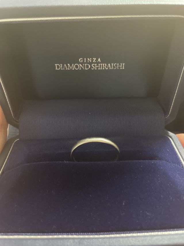 指輪の半周ずつデザインが違うところがポイントです。