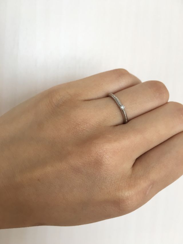 華奢な指輪のため、指の太い私でも指が綺麗に見えます。