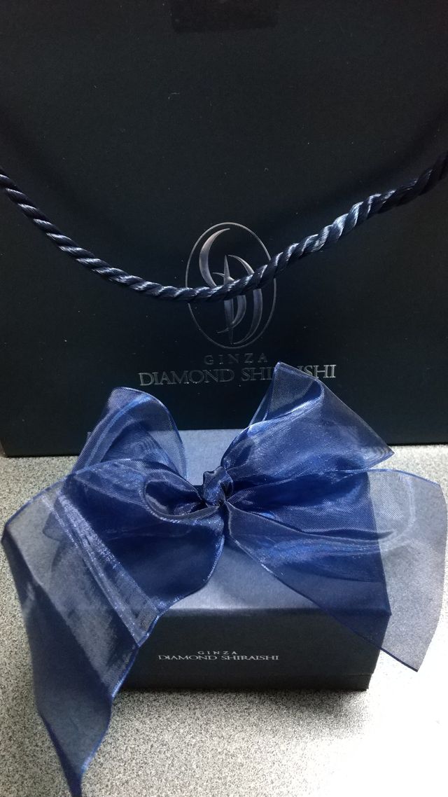 外箱と袋です。
外箱はリボン付です。