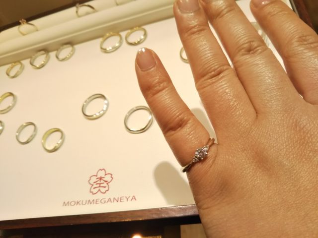 婚約指輪を選んでます。