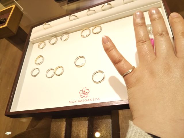 結婚指輪を選んでます。