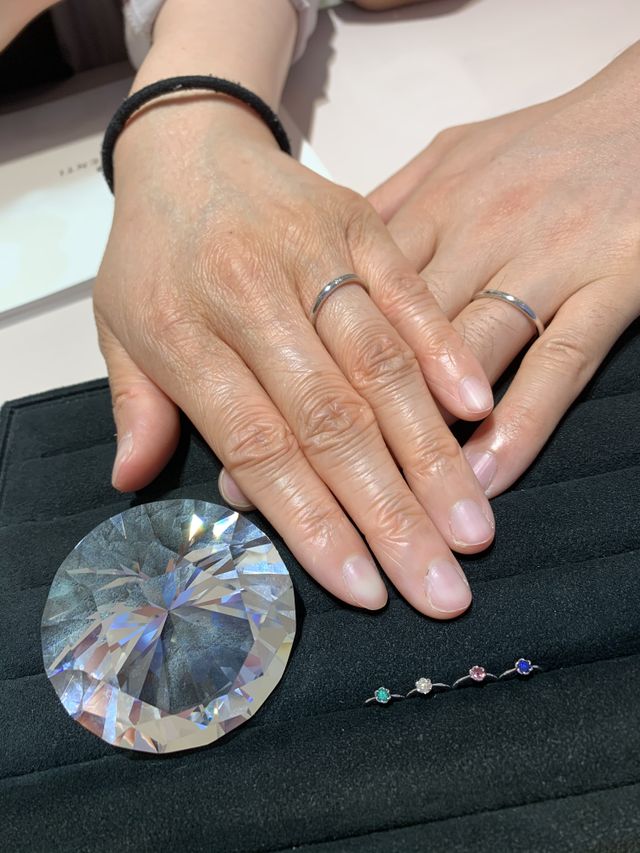 指輪試着しました。双子ダイヤモンドと誕生石のセットを検討中。
