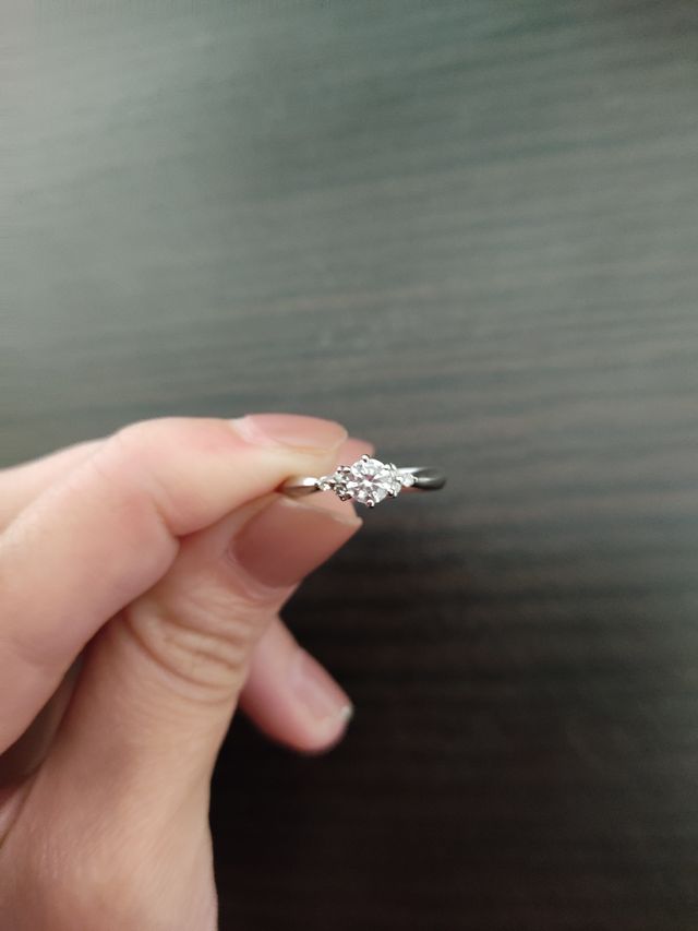 左右にメレダイヤがついている婚約指輪