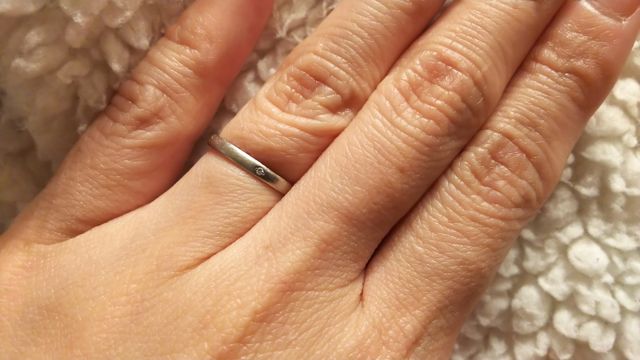 さりげない石が可愛い。シンプルだが、とても気に入っている。