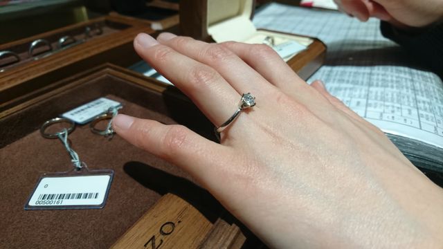 石座の高めのデザインの物の試着