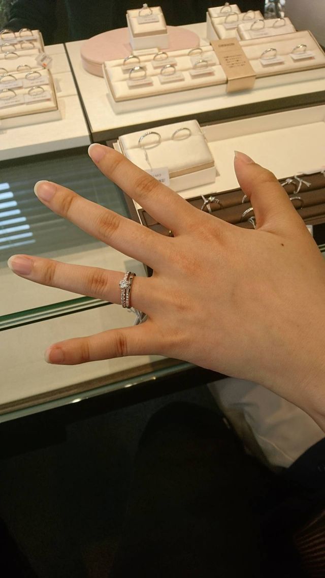 セットリングとして着けられるようなデザイン