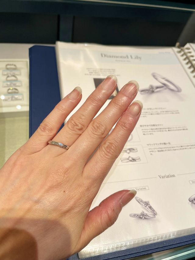 形はストレートだが、模様入りでウェーブのデザインにも見える