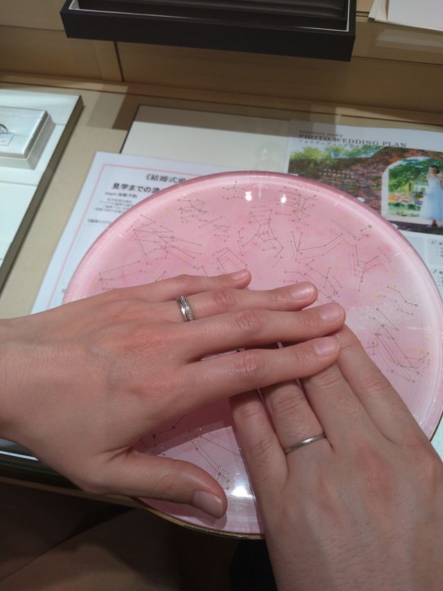 結婚指輪です。出来上がり時に店内で撮影しました。