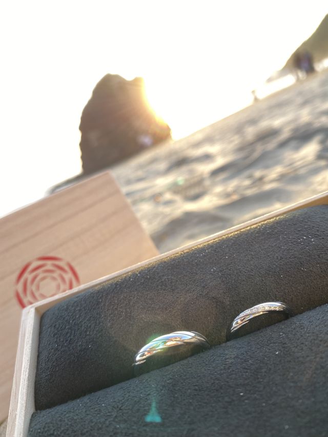 今回、購入させて頂いた結婚指輪と出雲の夕日です。