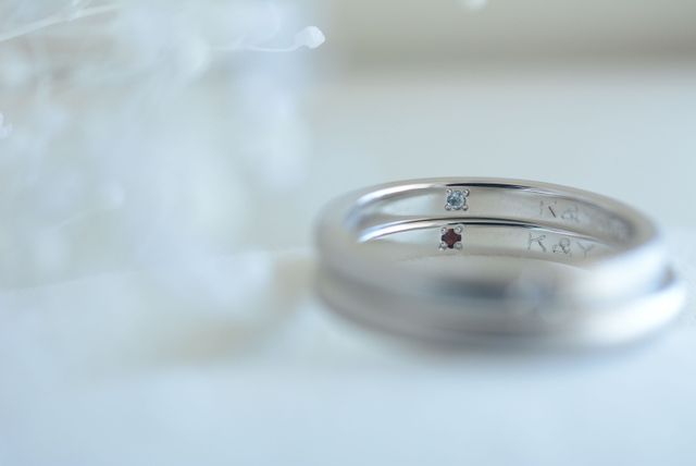 裏には自分たちと愛犬のイニシャルと誕生石を入れました。