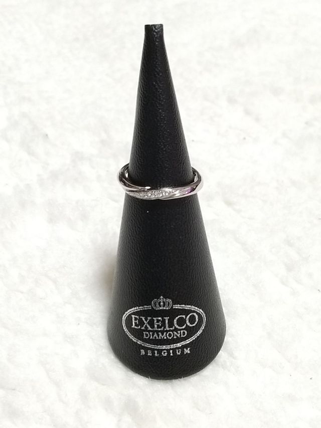 細身でシンプルなデザインで、つけ心地が滑らかです。