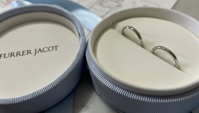 丸くて水色の箱が可愛いです。
リボン付き。