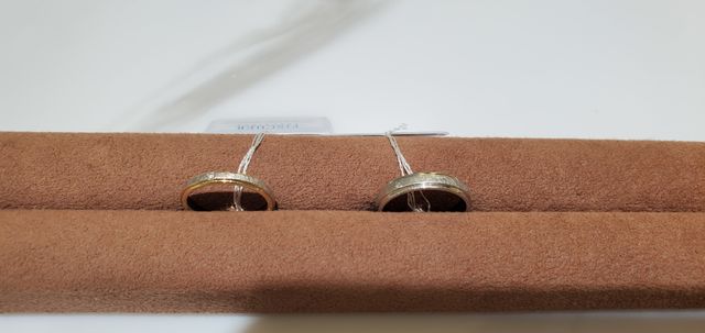 プラチナの表面はアイスマットという特殊加工だそうです。