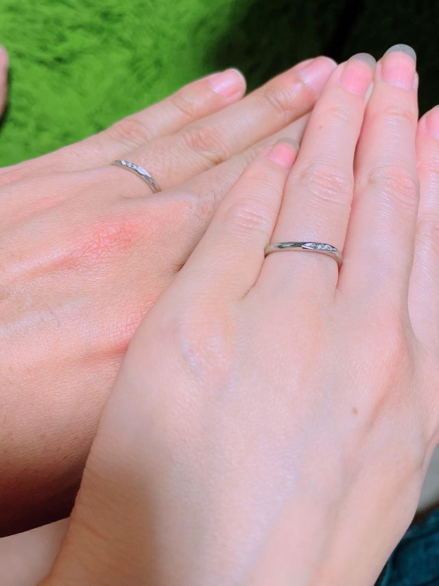 デザインもお揃いで購入した結婚指輪！初めて付けた記念の写真！