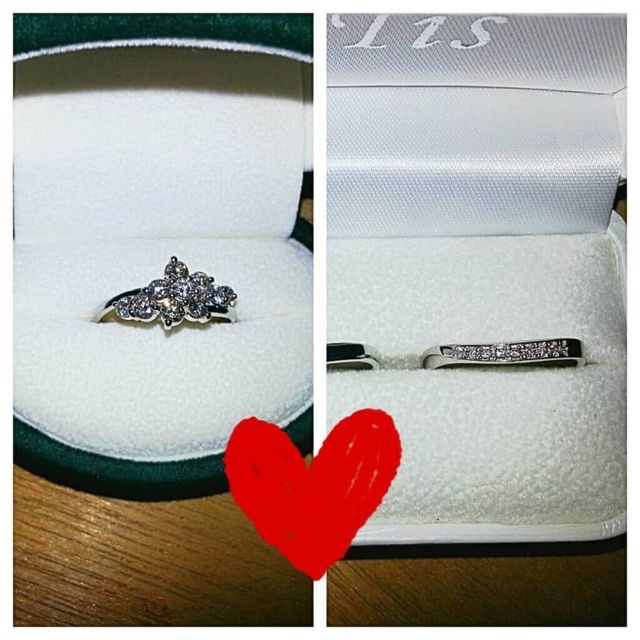 右がエンゲージリング、左が婚約指輪です！