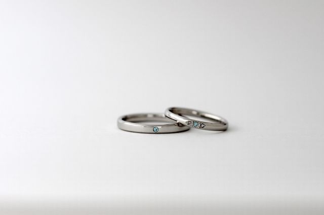 2人で同じ色のダイヤにして
リングの形は別々にしました
