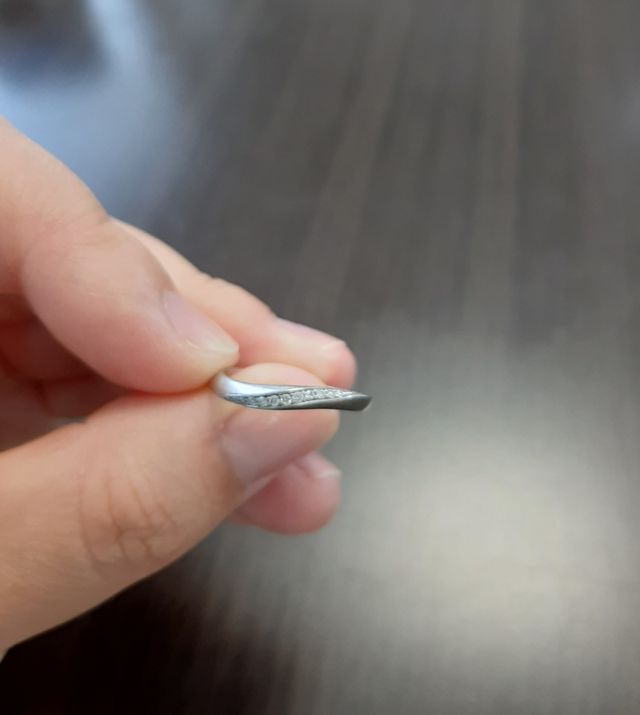 夫の方は、同じ形でダイヤなしのものです。