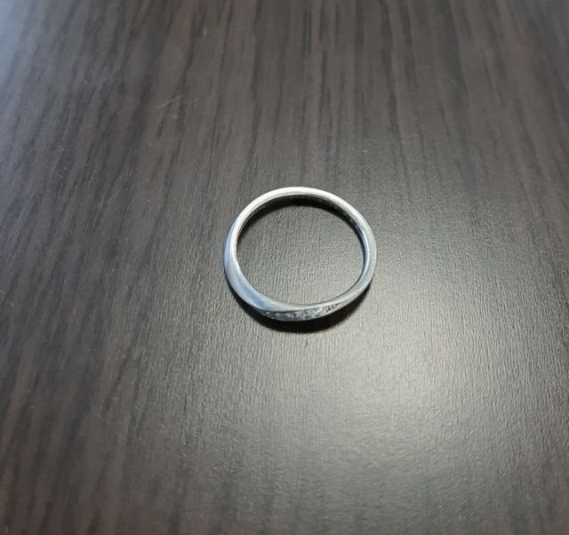 指輪の内側には刻印とブルーダイヤが埋め込んであります。