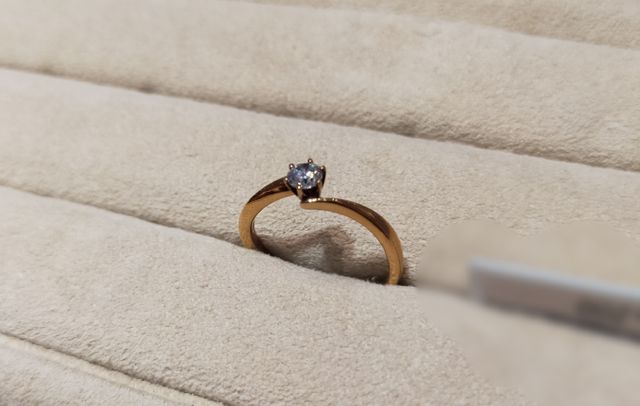 枠はイエローゴールドでＳ字カーブデザインです。