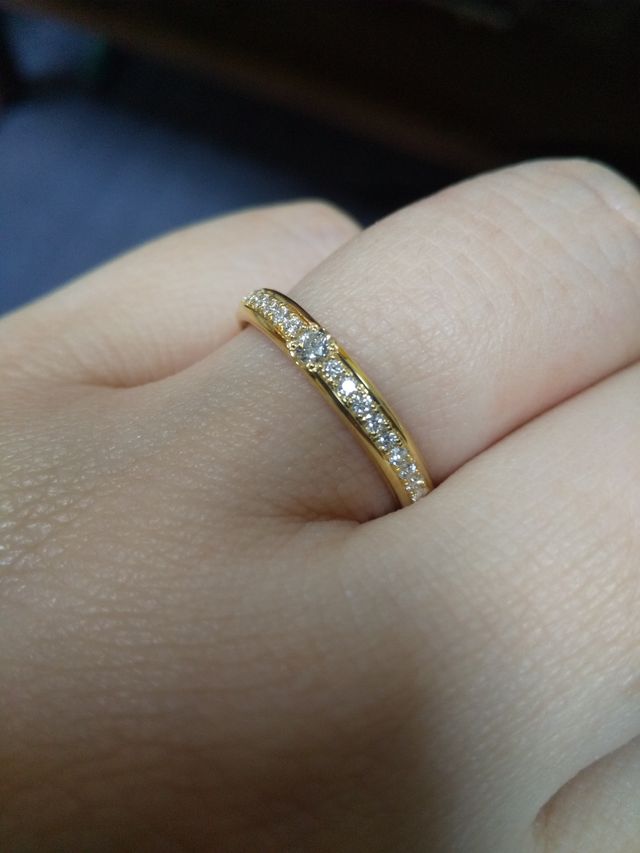 リング幅はやや太めですが、ゴールド部分が目立たず細く見えます