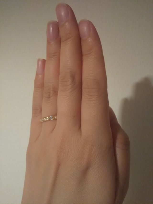 ゴールドですが上品な感じです。ダイヤの輝きはさすが！