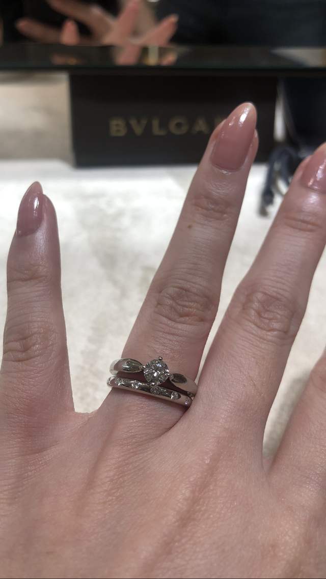 先に貰った婚約指輪と重ね付けの様子。