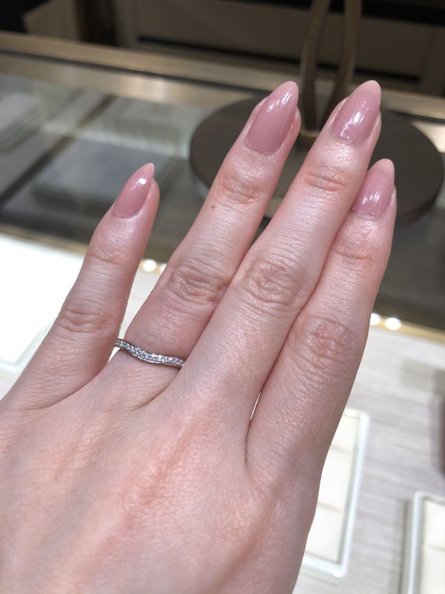 中央が少し曲がったデザインの指輪。