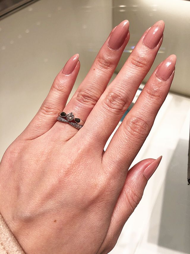 婚約指輪(上)との重ね付けの様子。