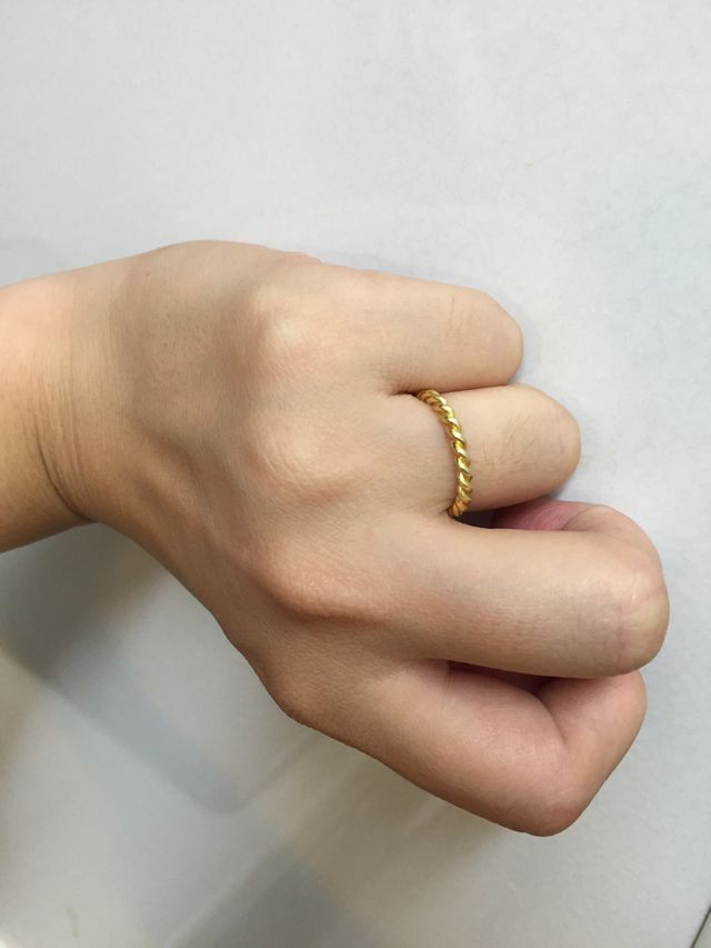 ゴールドのスパイラルで、細身です。