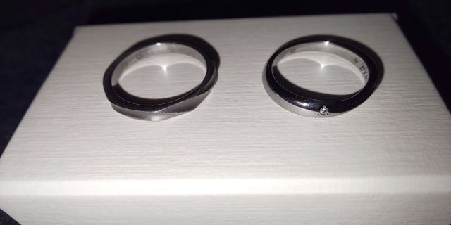 右がコトーツヤあり、左がマーマーつや消し