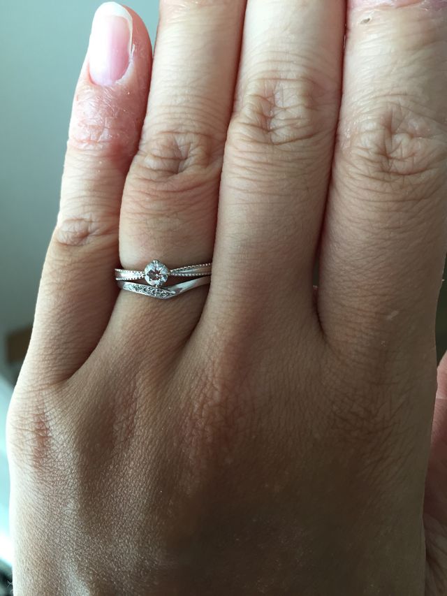 上が結婚指輪、下が婚約指輪です
