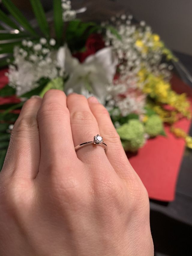 プロポーズ成功した後の写真です！
ダイヤの輝きに感動です！！