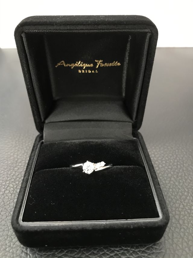 婚約指輪とボックスの写真です。