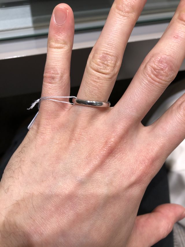 シンプルだが丸みがあり，0.3幅で程よい存在感。鍛造製法。