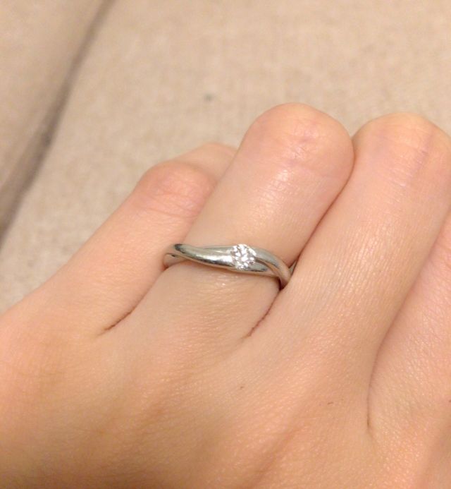 恋人同士が手と手を取り合っているデザインだそうです