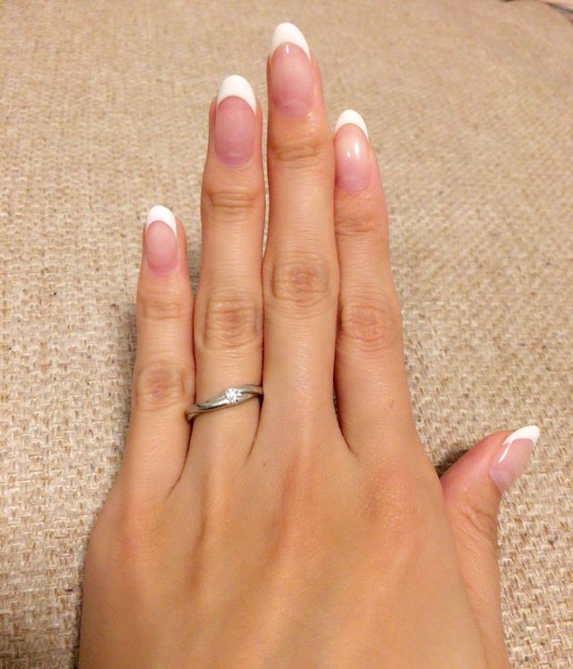 素材はPt950。ウェーブがかかっているので指長効果あり